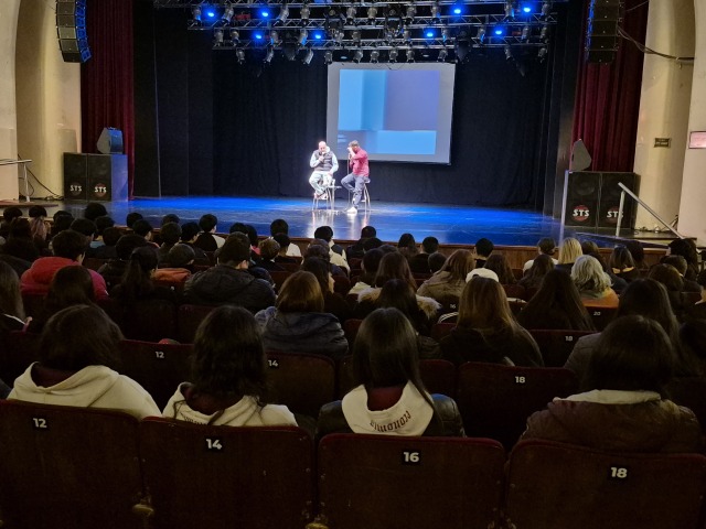 A sala llena, Cayetano dio una charla sobre ludopata